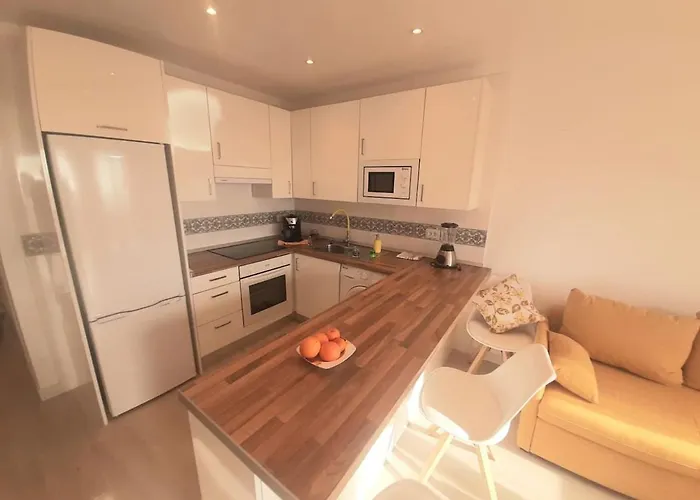 1 Bedroom Giuly Sea Views In Cristianos Los Cristianos (Tenerife)